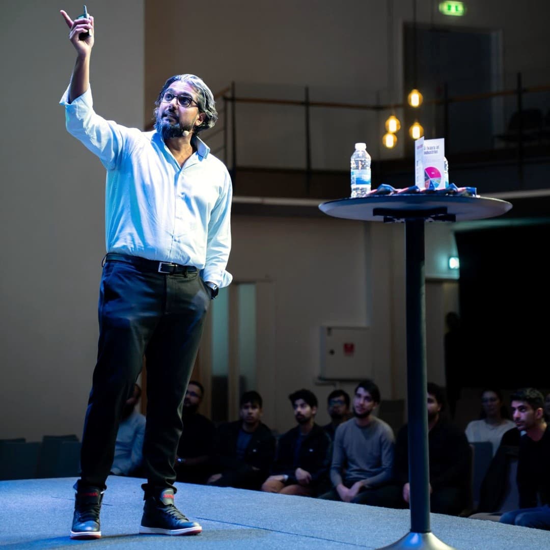 Junaid, stifter af Fairhomes, holder oplæg på scenen